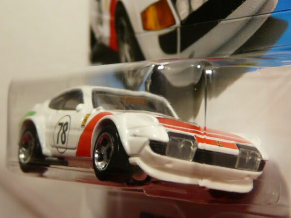 COUPE DEPORTIVO CLASICO NUEVO A ESCALA APROXIMADA 1/64. VISTA FRONTAL.