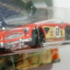 COCHE CLÁSICO DEPORTIVO DESCAPOTABLE NUEVO EN MINIATURA A ESCALA APROXIMADA 1/64. VISTA FRONTAL.