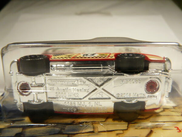 COCHE CLÁSICO DEPORTIVO DESCAPOTABLE NUEVO EN MINIATURA A ESCALA APROXIMADA 1/64. VISTA INFERIOR.