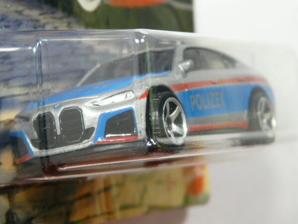 COCHE PATRULLA NUEVO EN MINIATURA A ESCALA APROXIMADA 1/64. VISTA FRONTAL.