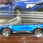 SUV NUEVO EN MINIATURA A ESCALA APROXIMADA 1/64.