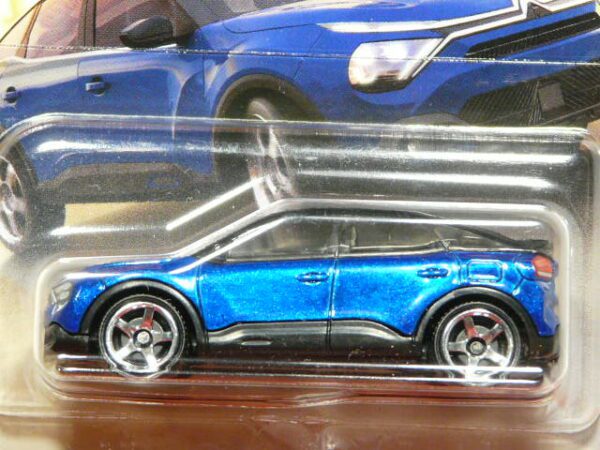 SUV NUEVO EN MINIATURA A ESCALA APROXIMADA 1/64.