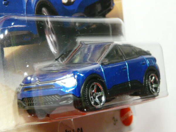SUV NUEVO EN MINIATURA A ESCALA APROXIMADA 1/64. VISTA FRONTAL.