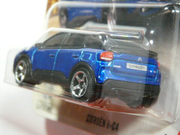 SUV NUEVO EN MINIATURA A ESCALA APROXIMADA 1/64. VISTA TRASERA.