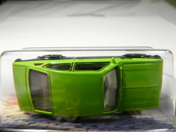 COCHE COUPE CLÁSICO NUEVO EN MINIATURA A ESCALA APROXIMADA 1/64. VISTA AEREA.