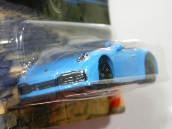 ROADSTER NUEVO EN MINIATURA A ESCALA APROXIMADA 1/64. VISTA FRONTAL.