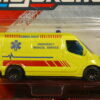AMBULANCIA NUEVA EN MINIATURA A ESCALA APROXIMADA 1/64.