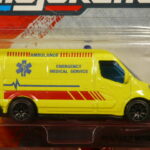 AMBULANCIA NUEVA EN MINIATURA A ESCALA APROXIMADA 1/64.