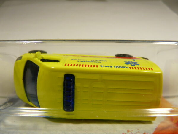 AMBULANCIA NUEVA EN MINIATURA A ESCALA APROXIMADA 1/64. VISTA AEREA.