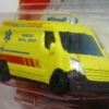 AMBULANCIA NUEVA EN MINIATURA A ESCALA APROXIMADA 1/64. VISTA FRONTAL.