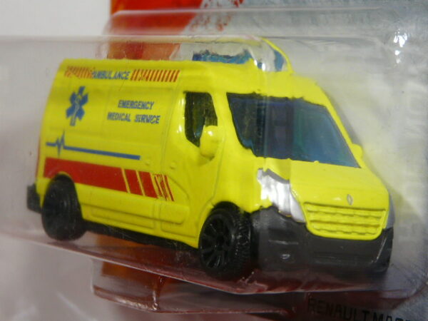 AMBULANCIA NUEVA EN MINIATURA A ESCALA APROXIMADA 1/64. VISTA FRONTAL.