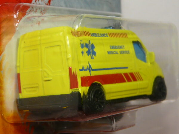 AMBULANCIA NUEVA EN MINIATURA A ESCALA APROXIMADA 1/64. VISTA TRASERA.