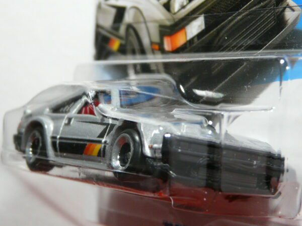 COCHE CLÁSICO DEPORTIVO COUPE NUEVO EN MINIATURA A ESCALA APROXIMADA 1/64. VISTA FRONTAL.