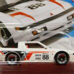 COCHE CLÁSICO DEPORTIVO COUPE NUEVO EN MINIATURA A ESCALA APROXIMADA 1/64.
