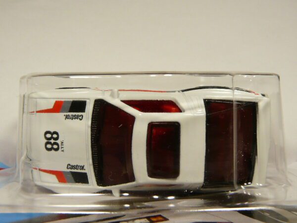 COCHE CLÁSICO DEPORTIVO COUPE NUEVO EN MINIATURA A ESCALA APROXIMADA 1/64. VISTA AEREA.