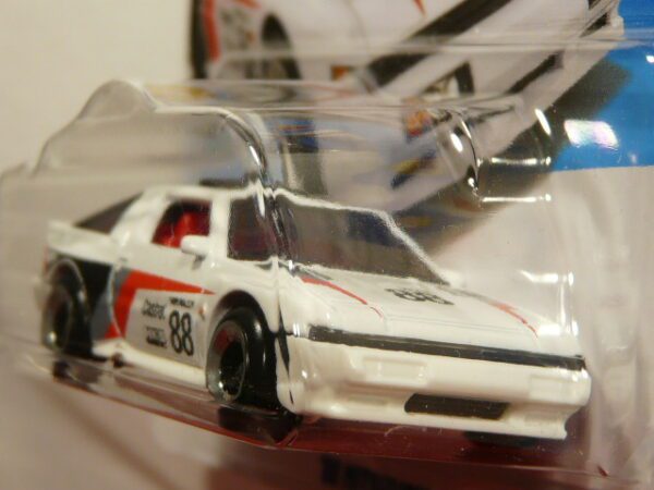 COCHE CLÁSICO DEPORTIVO COUPE NUEVO EN MINIATURA A ESCALA APROXIMADA 1/64. VISTA FRONTAL.