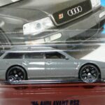 COCHE CLASICO NUEVO EN MINIATURA A ESCALA APROXIMADA 1/64.