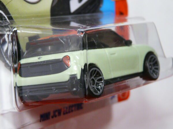 UTILITARIO ELÉCTRICO NUEVO EN MINIATURA A ESCALA APROXIMADA 1/64. VISTA TRASERA.