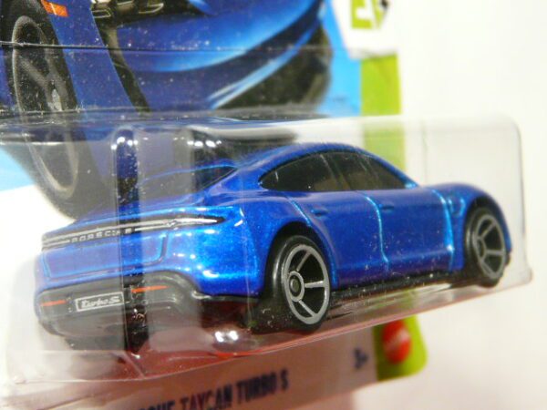 COCHE DEPORTIVO ELÉCTRICO NUEVO A ESCALA APROXIMADA 1/64. VISTA TRASERA.