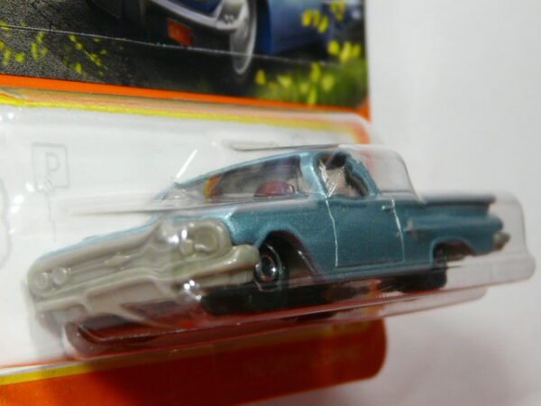 COCHE RANCHERA NUEVO EN MINIATURA A ESCALA APROXIMADA 1/64. VISTA FRONTAL.