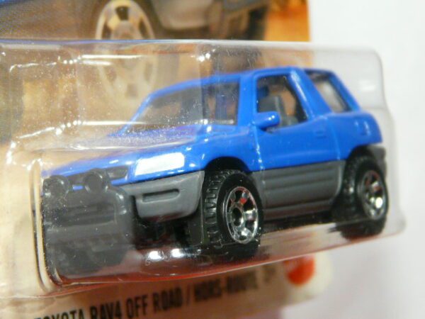 TODOTERRENO 4X4 CLÁSICO NUEVO EN MINIATURA A ESCALA APROXIMADA 1/64. VISTA FRONTAL.