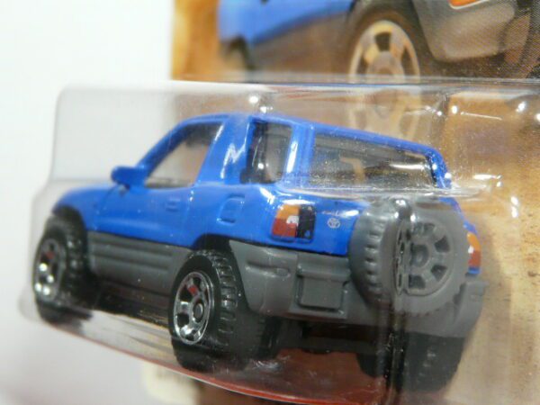 TODOTERRENO 4X4 CLÁSICO NUEVO EN MINIATURA A ESCALA APROXIMADA 1/64. VISTA TRASERA.