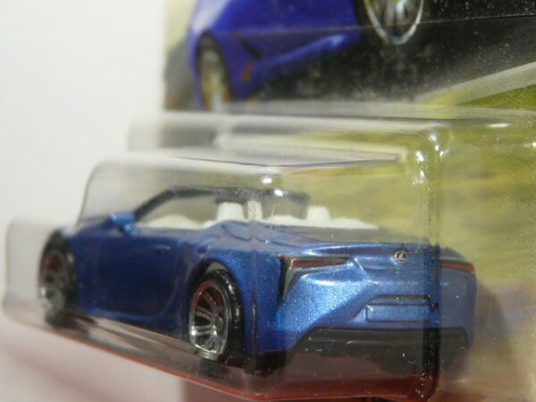 ROADSTER NUEVO EN MINIATURA A ESCALA APROXIMADA 1/64. VISTA TRASERA.