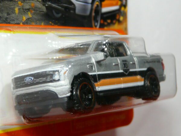 RANCHERA PICK UP 4X4 NUEVO A ESCALA APROXIMADA 1/64. VISTA FRONTAL.