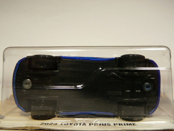 COCHE HÍBRIDO NUEVO EN MINIATURA A ESCALA APROXIMADA 1/64. VISTA INFERIOR.