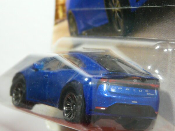 COCHE HÍBRIDO NUEVO EN MINIATURA A ESCALA APROXIMADA 1/64. VISTA TRASERA.