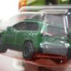 SUV NUEVO EN MINIATURA A ESCALA APROXIMADA 1/64. VISTA TRASERA.