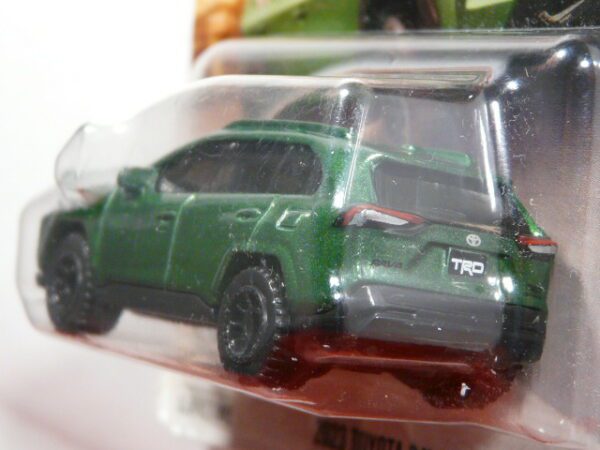 SUV NUEVO EN MINIATURA A ESCALA APROXIMADA 1/64. VISTA TRASERA.