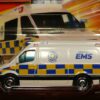 AMBULANCIA NUEVA EN MINIATURA A ESCALA APROXIMADA 1/64.