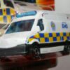 AMBULANCIA NUEVA EN MINIATURA A ESCALA APROXIMADA 1/64. VISTA FRONTAL.