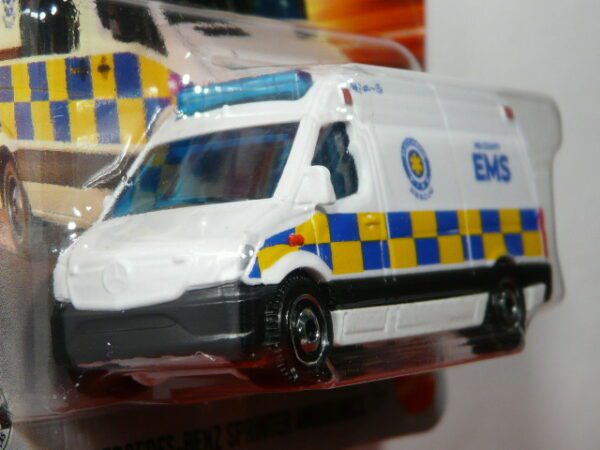 AMBULANCIA NUEVA EN MINIATURA A ESCALA APROXIMADA 1/64. VISTA FRONTAL.