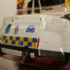 AMBULANCIA NUEVA EN MINIATURA A ESCALA APROXIMADA 1/64. VISTA TRASERA.