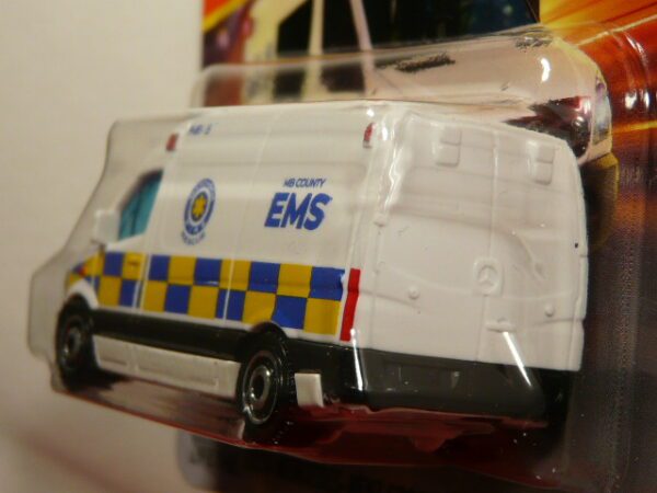 AMBULANCIA NUEVA EN MINIATURA A ESCALA APROXIMADA 1/64. VISTA TRASERA.