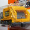 CAMIÓN DE LA BASURA NUEVO EN MINIATURA A ESCALA APROXIMADA 1/64. VISTA TRASERA.