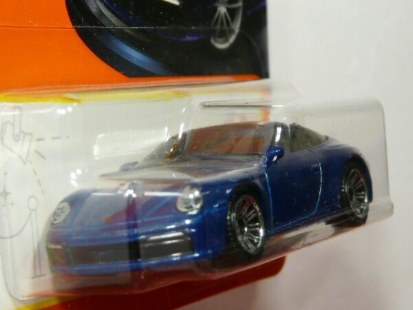 COUPE NUEVO EN MINIATURA A ESCALA APROXIMADA 1/64. VISTA FRONTAL.